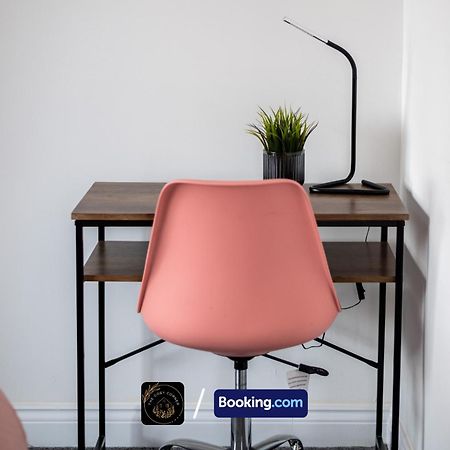 Cosy 3-Bed House, Garden & Free Parking In Stretford Appartement Manchester Buitenkant foto