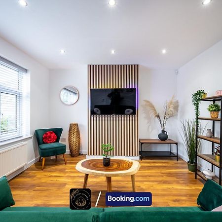 Cosy 3-Bed House, Garden & Free Parking In Stretford Appartement Manchester Buitenkant foto
