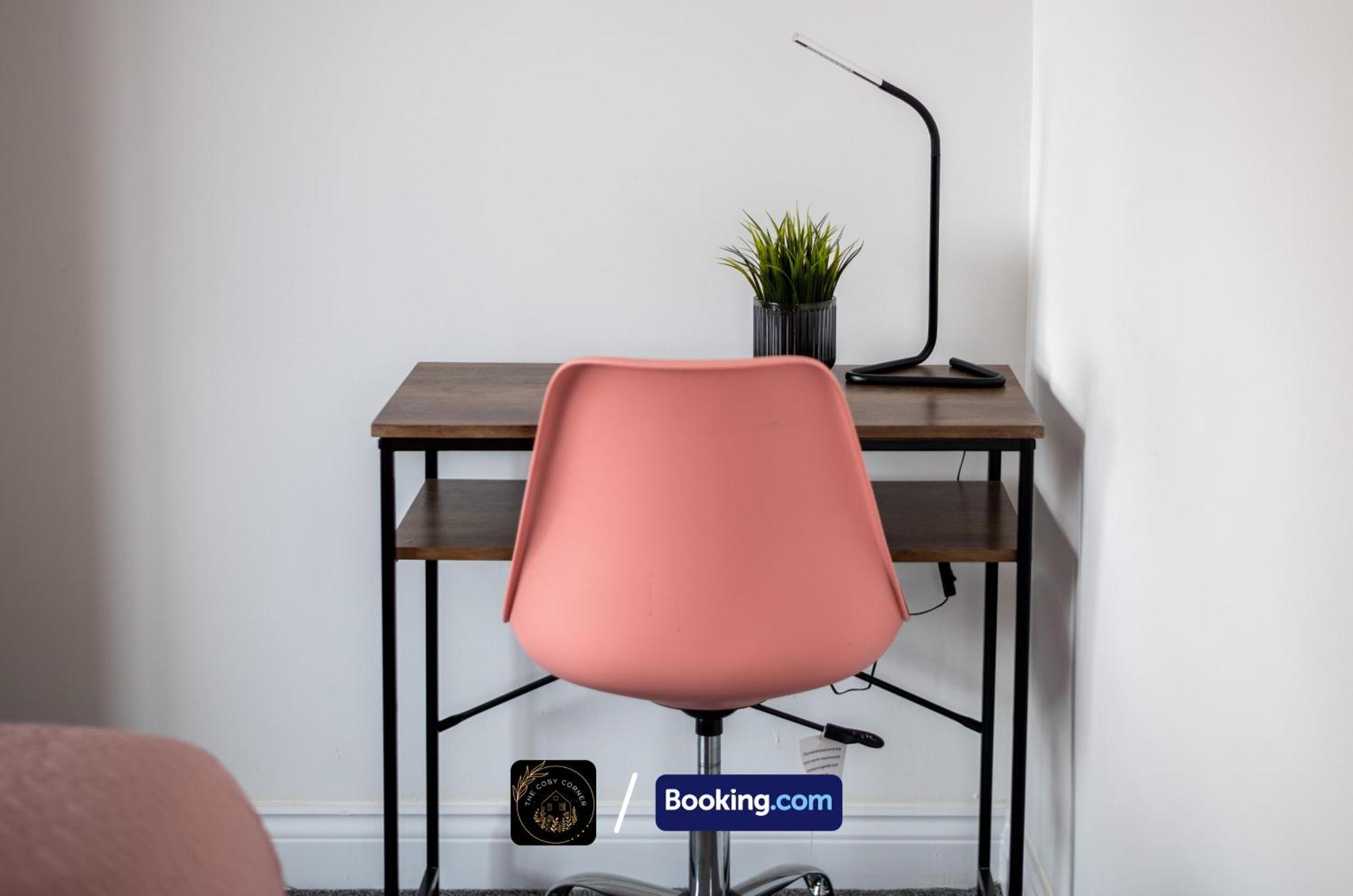 Cosy 3-Bed House, Garden & Free Parking In Stretford Appartement Manchester Buitenkant foto