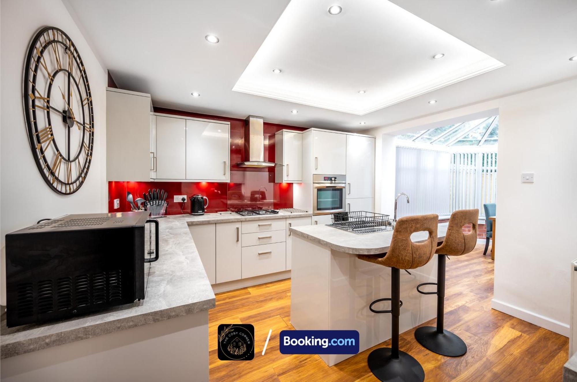 Cosy 3-Bed House, Garden & Free Parking In Stretford Appartement Manchester Buitenkant foto