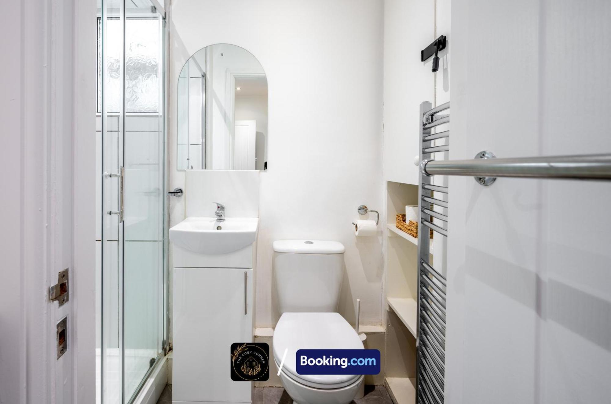 Cosy 3-Bed House, Garden & Free Parking In Stretford Appartement Manchester Buitenkant foto