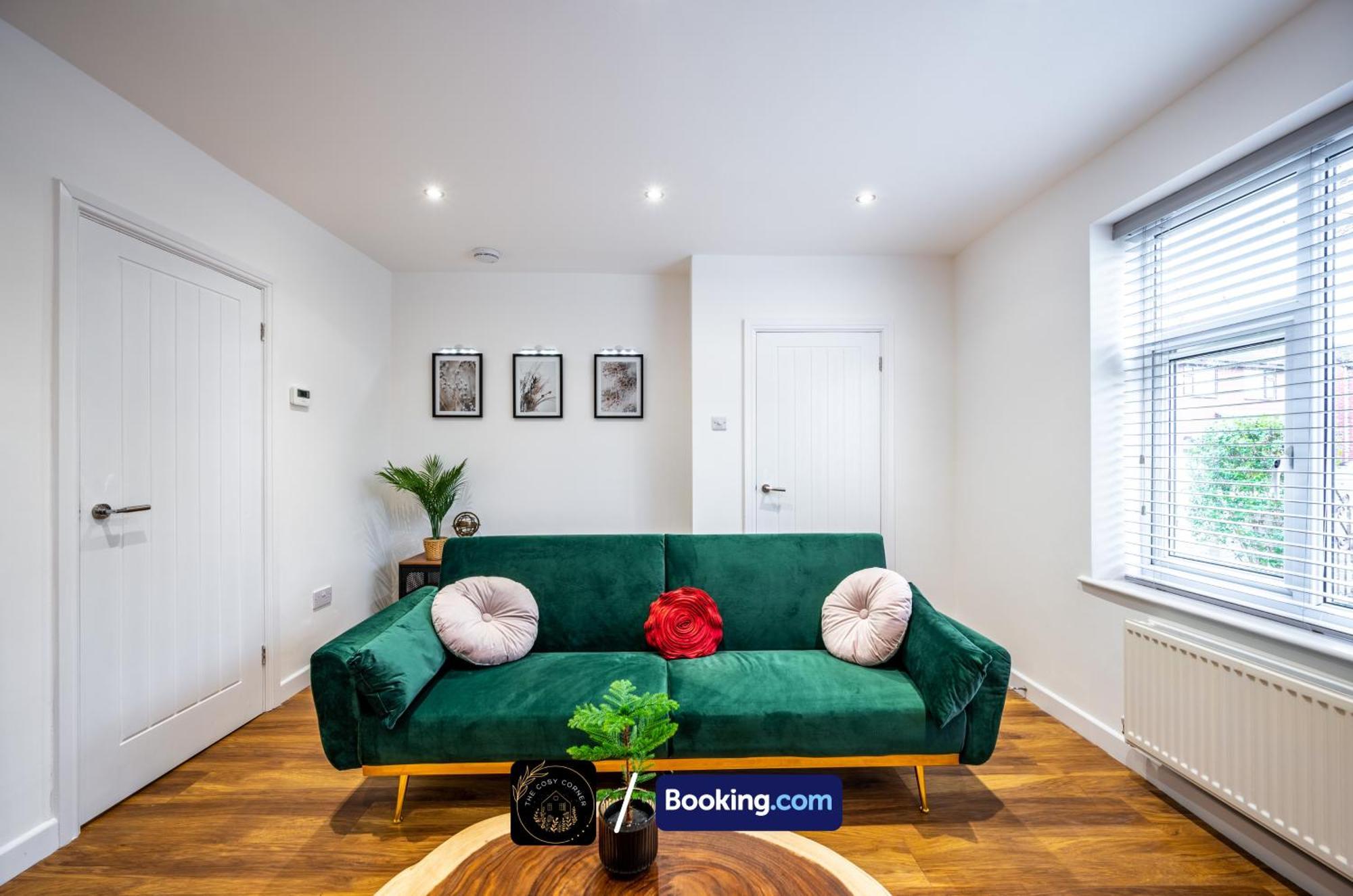 Cosy 3-Bed House, Garden & Free Parking In Stretford Appartement Manchester Buitenkant foto