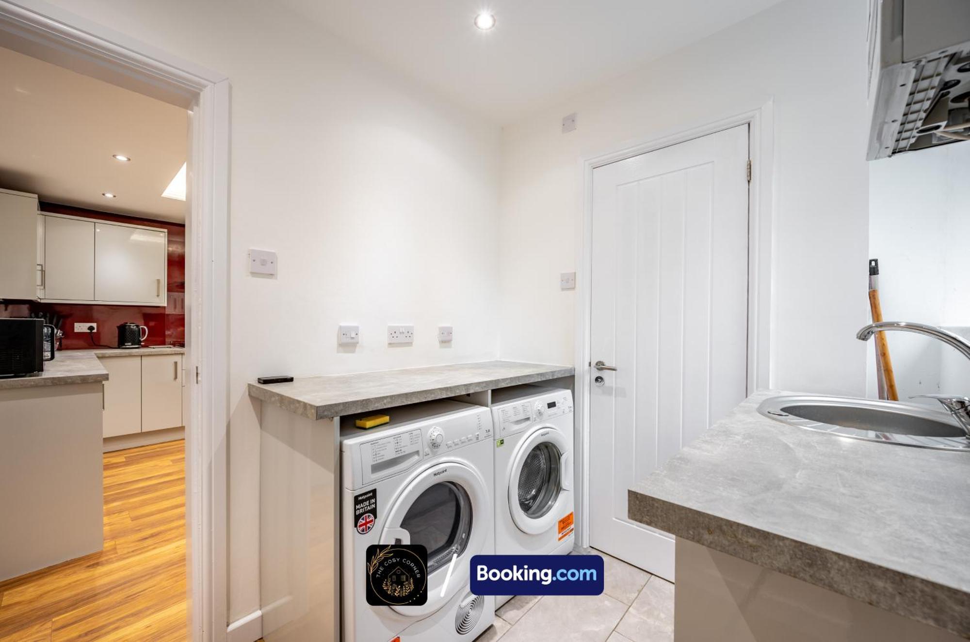 Cosy 3-Bed House, Garden & Free Parking In Stretford Appartement Manchester Buitenkant foto