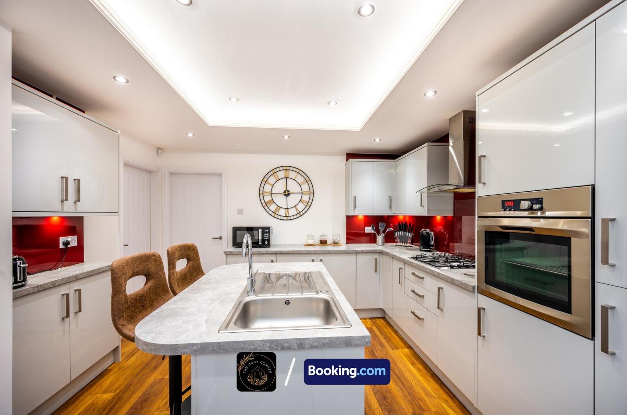 Cosy 3-Bed House, Garden & Free Parking In Stretford Appartement Manchester Buitenkant foto