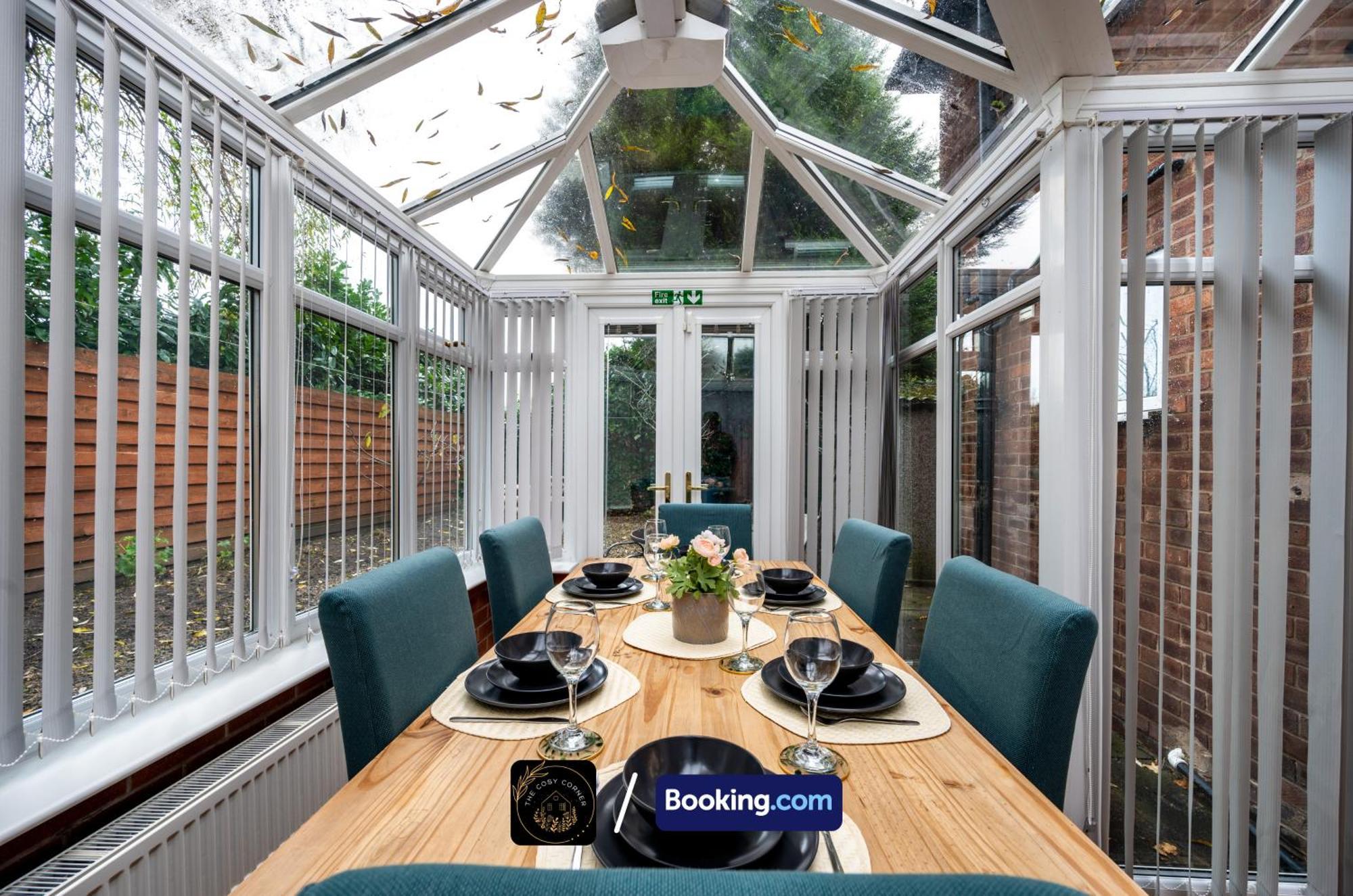 Cosy 3-Bed House, Garden & Free Parking In Stretford Appartement Manchester Buitenkant foto