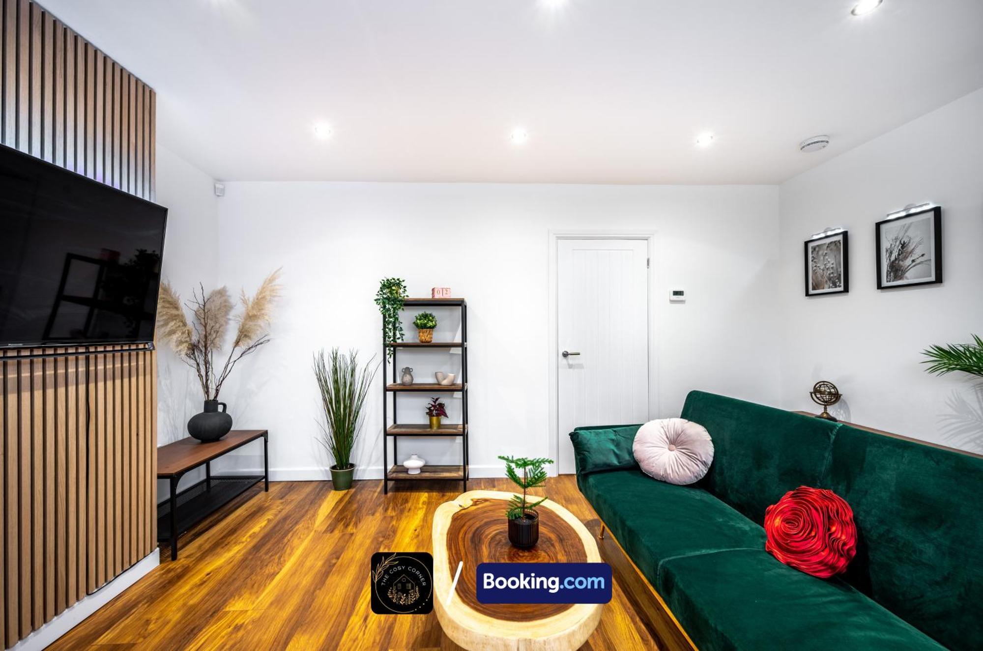 Cosy 3-Bed House, Garden & Free Parking In Stretford Appartement Manchester Buitenkant foto