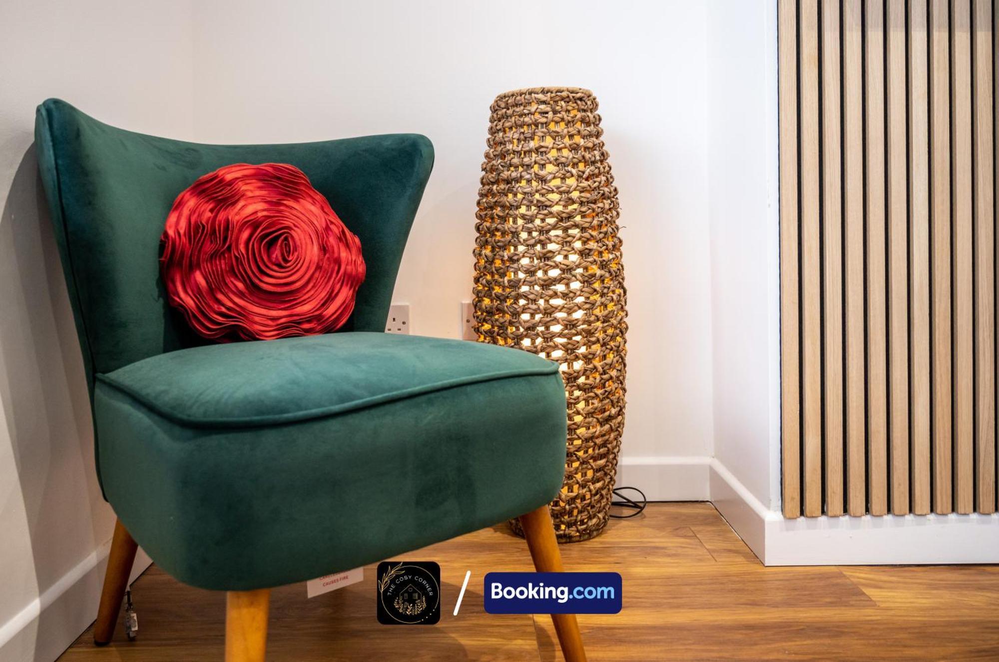Cosy 3-Bed House, Garden & Free Parking In Stretford Appartement Manchester Buitenkant foto