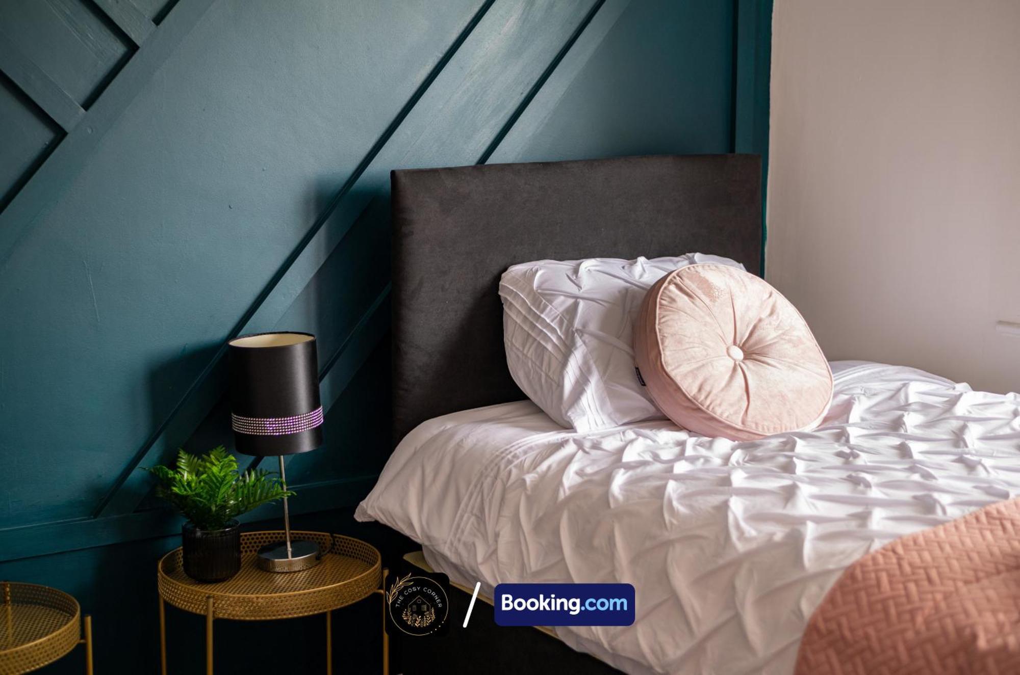 Cosy 3-Bed House, Garden & Free Parking In Stretford Appartement Manchester Buitenkant foto