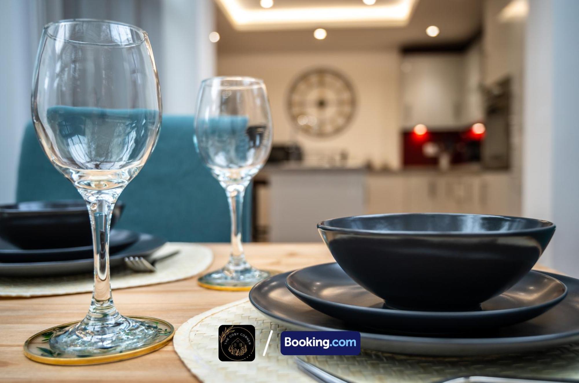 Cosy 3-Bed House, Garden & Free Parking In Stretford Appartement Manchester Buitenkant foto