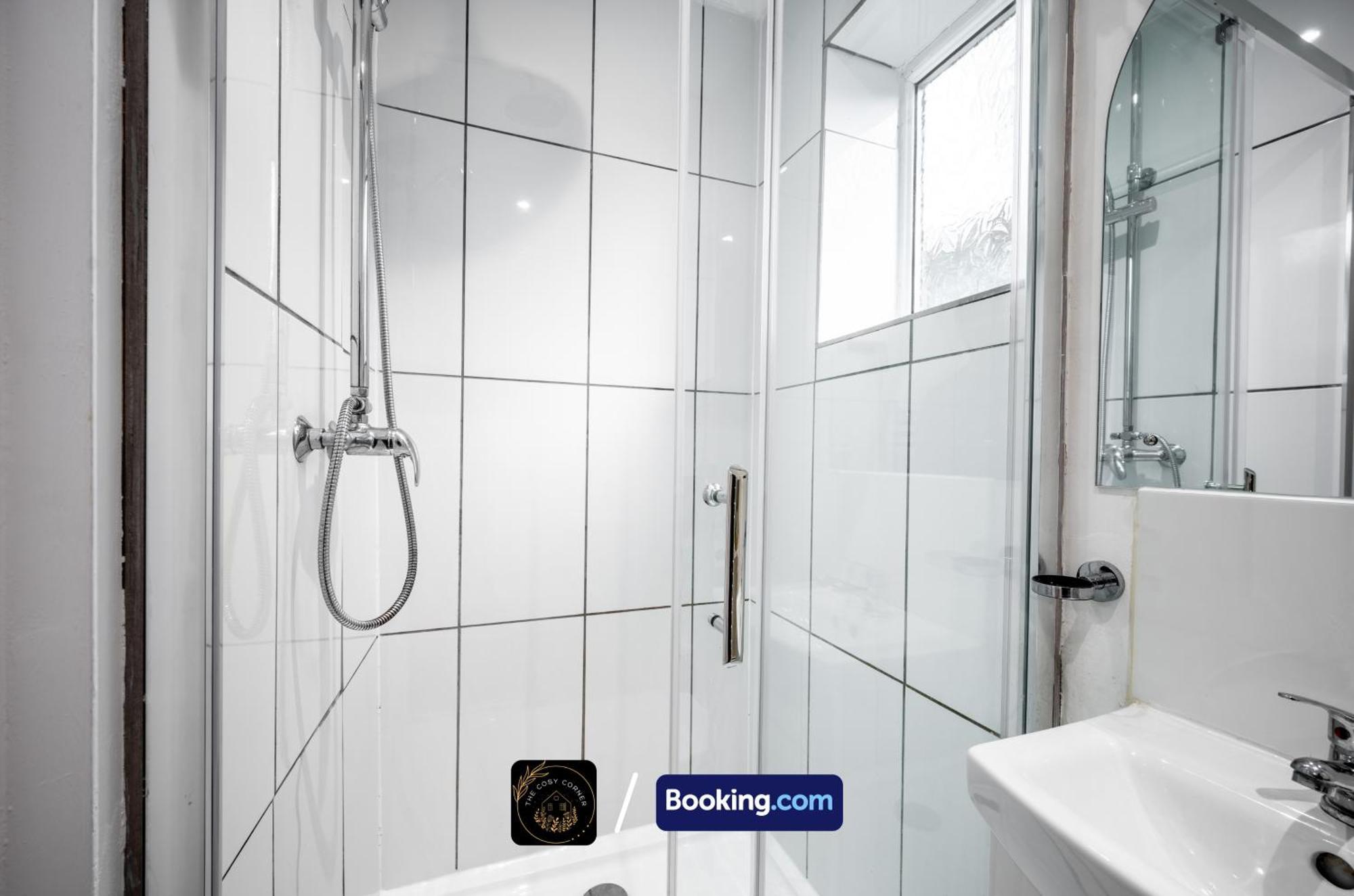 Cosy 3-Bed House, Garden & Free Parking In Stretford Appartement Manchester Buitenkant foto