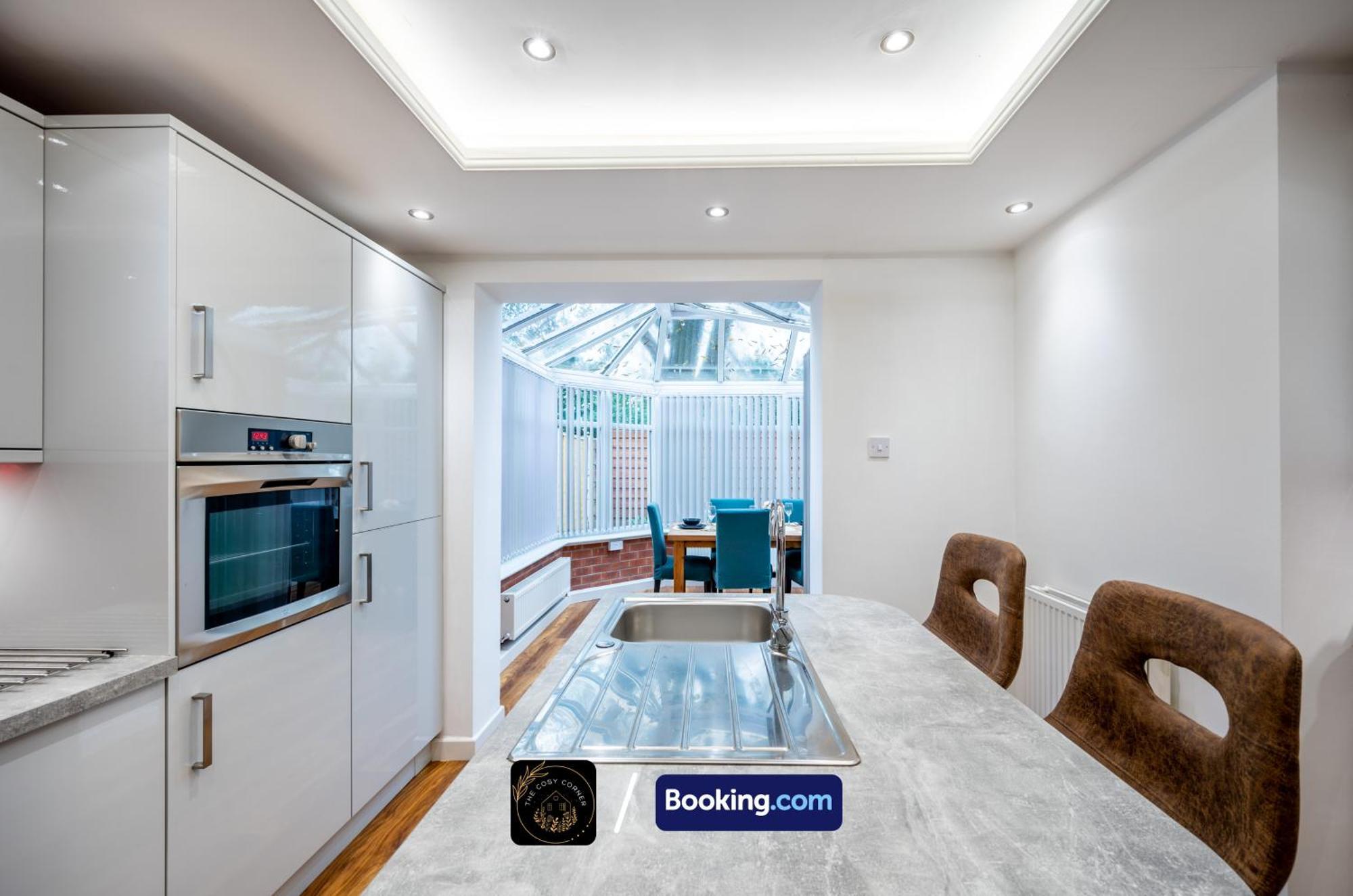 Cosy 3-Bed House, Garden & Free Parking In Stretford Appartement Manchester Buitenkant foto