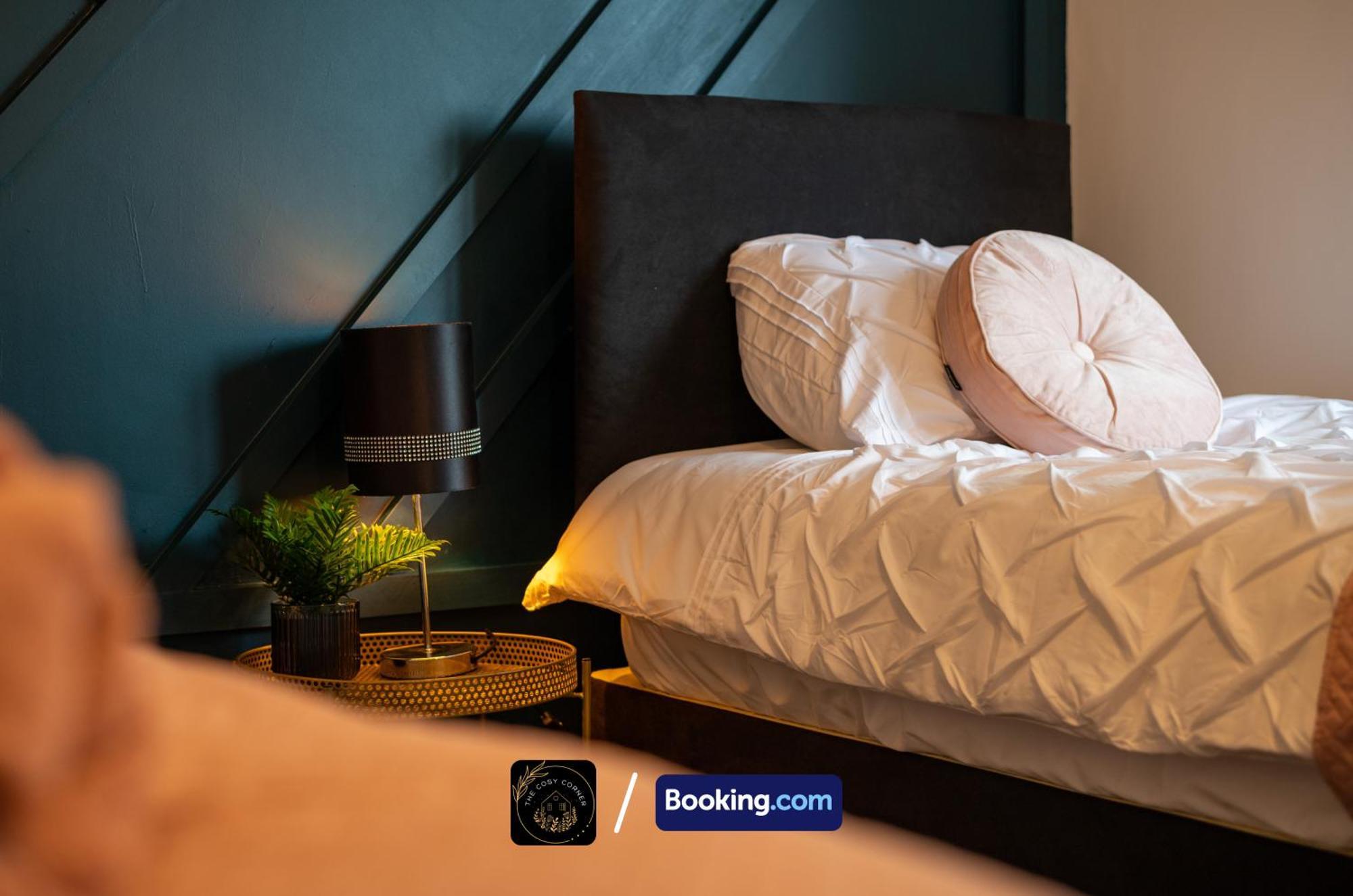 Cosy 3-Bed House, Garden & Free Parking In Stretford Appartement Manchester Buitenkant foto
