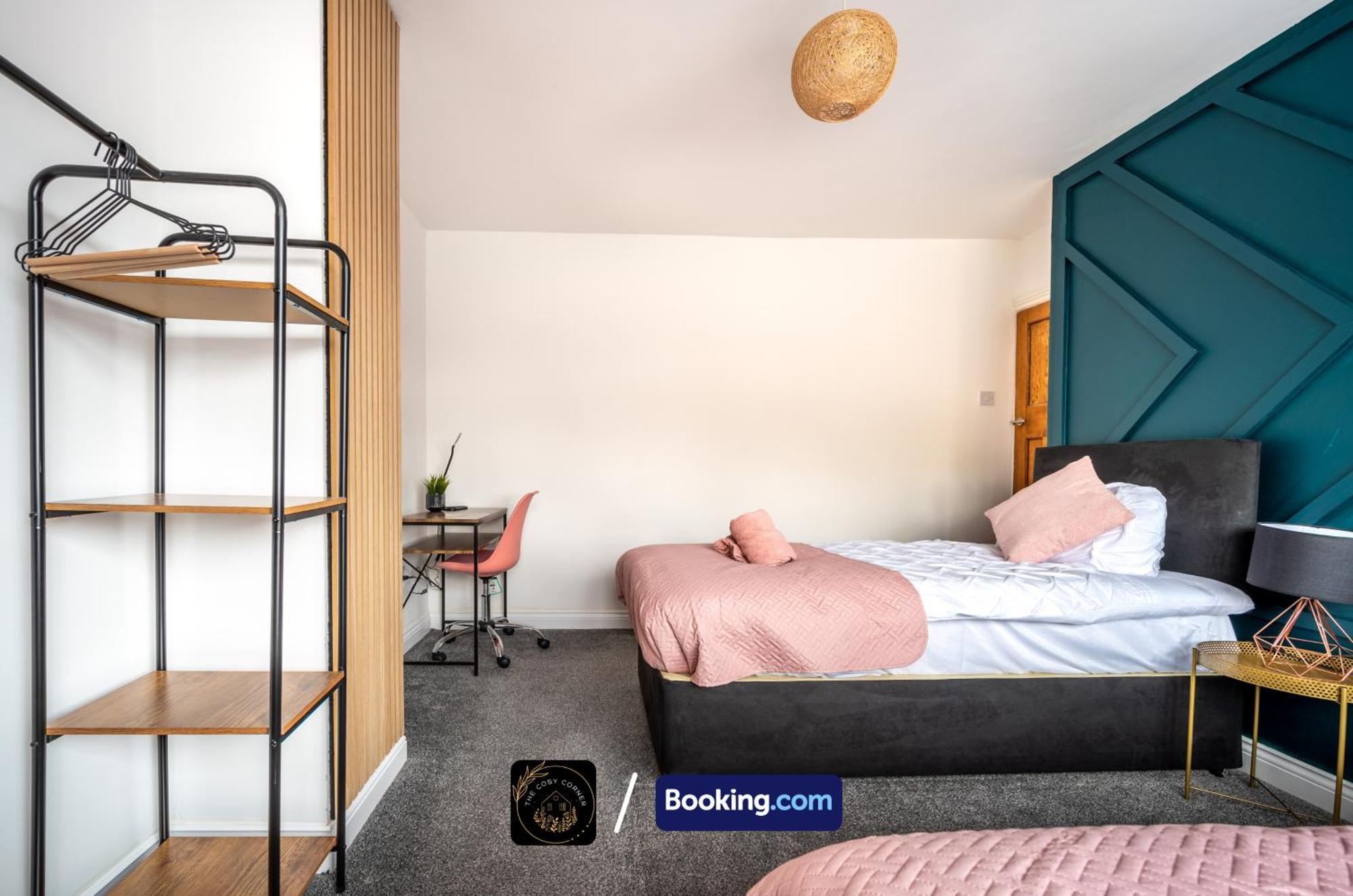 Cosy 3-Bed House, Garden & Free Parking In Stretford Appartement Manchester Buitenkant foto