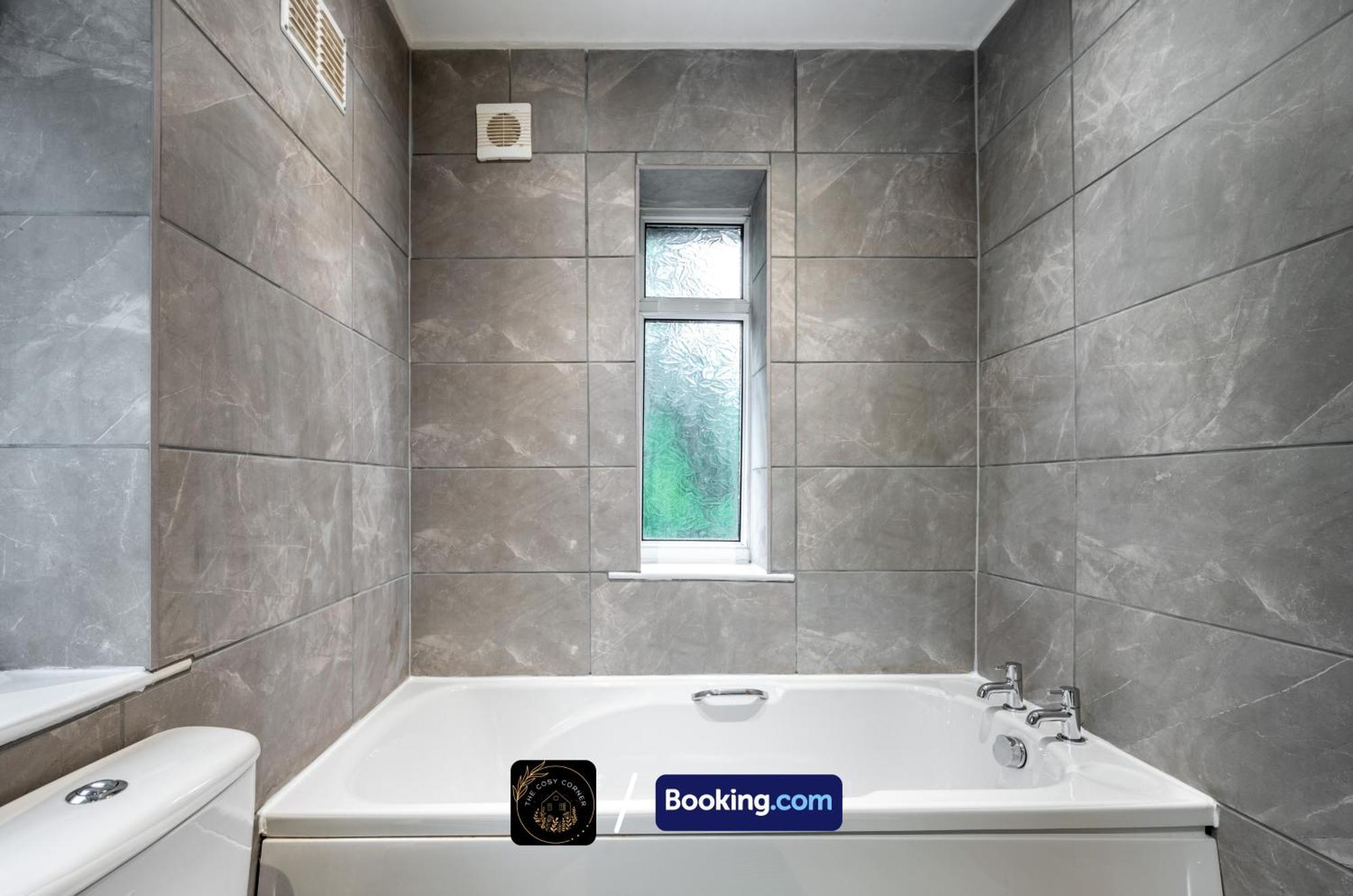 Cosy 3-Bed House, Garden & Free Parking In Stretford Appartement Manchester Buitenkant foto