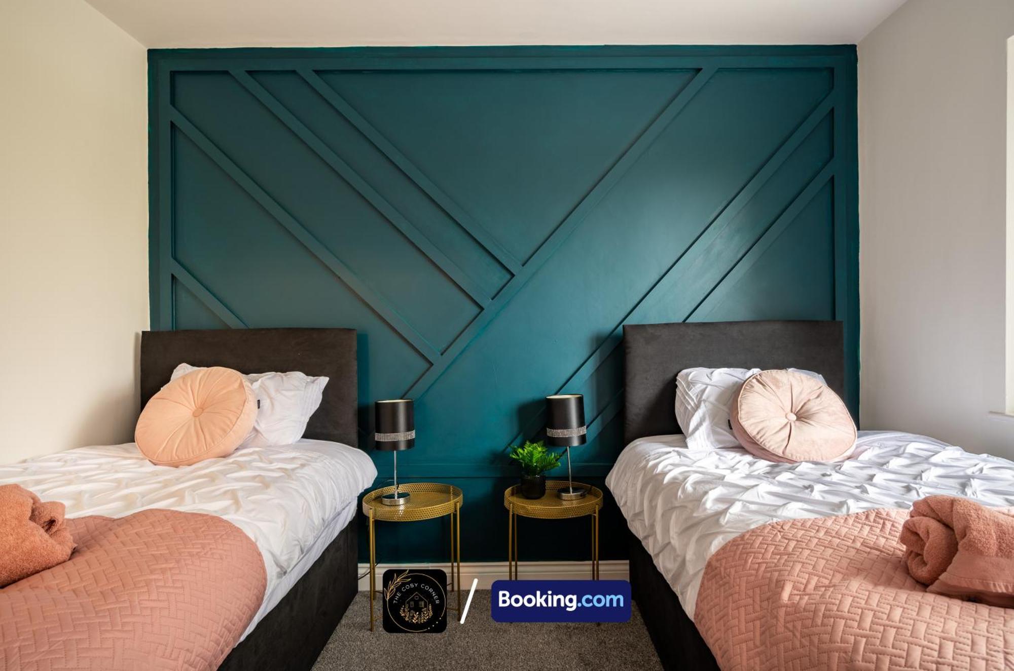 Cosy 3-Bed House, Garden & Free Parking In Stretford Appartement Manchester Buitenkant foto