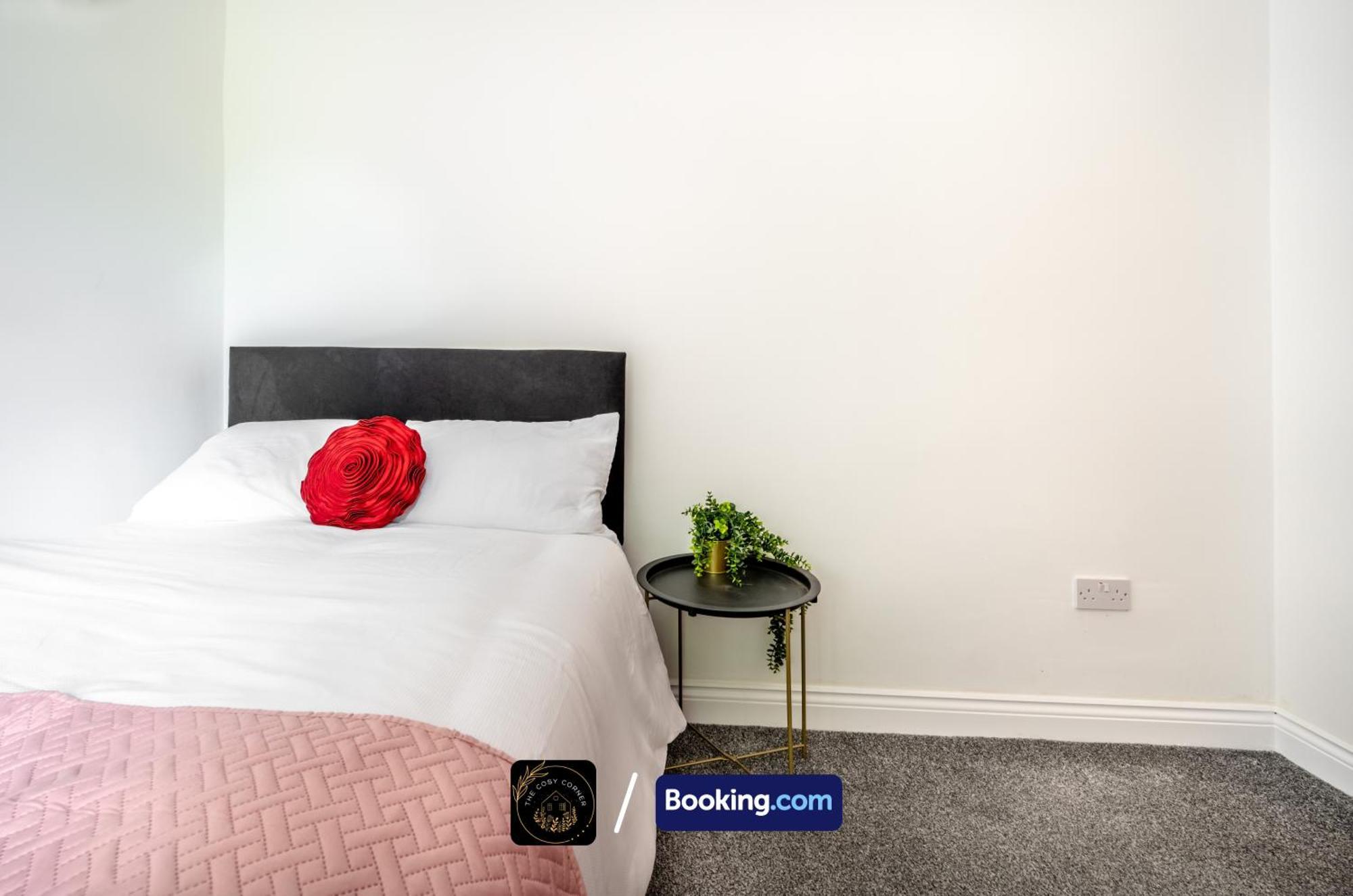Cosy 3-Bed House, Garden & Free Parking In Stretford Appartement Manchester Buitenkant foto