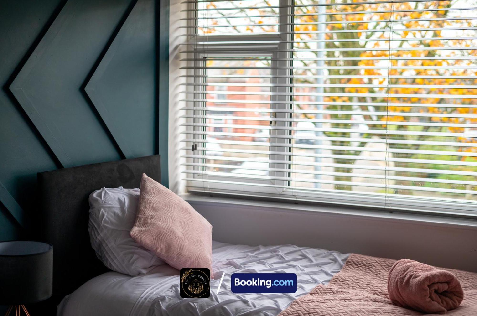 Cosy 3-Bed House, Garden & Free Parking In Stretford Appartement Manchester Buitenkant foto