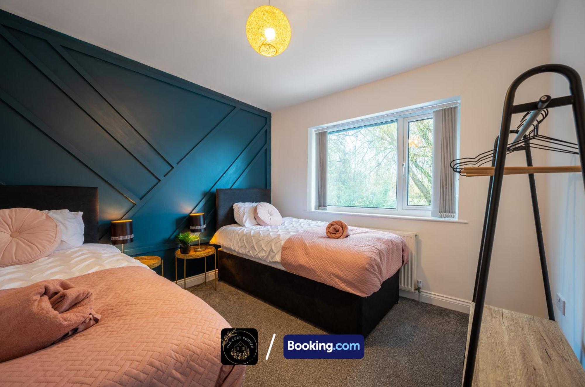 Cosy 3-Bed House, Garden & Free Parking In Stretford Appartement Manchester Buitenkant foto