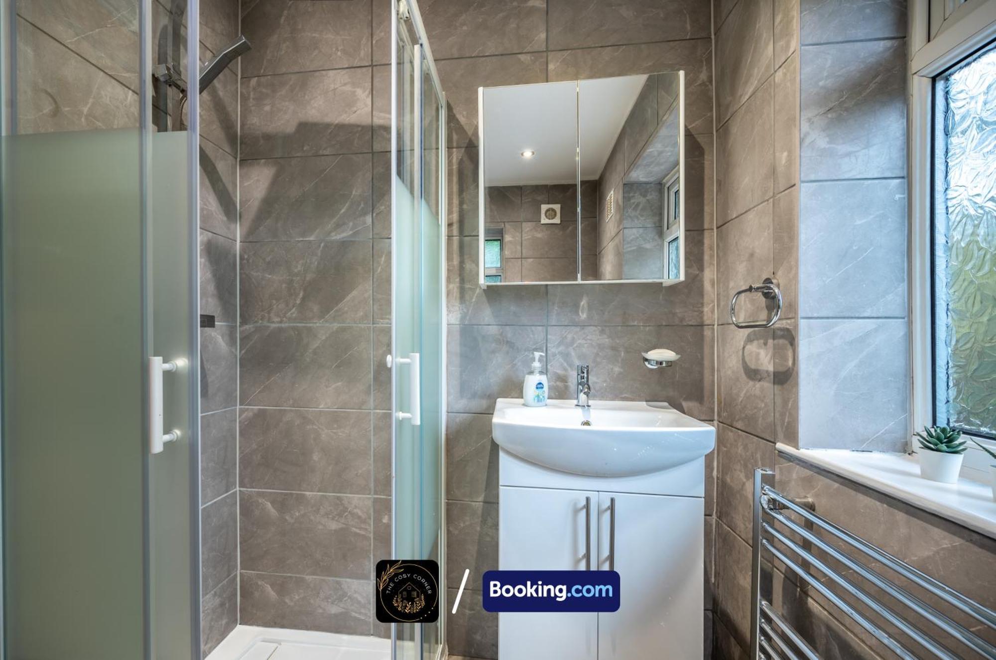 Cosy 3-Bed House, Garden & Free Parking In Stretford Appartement Manchester Buitenkant foto