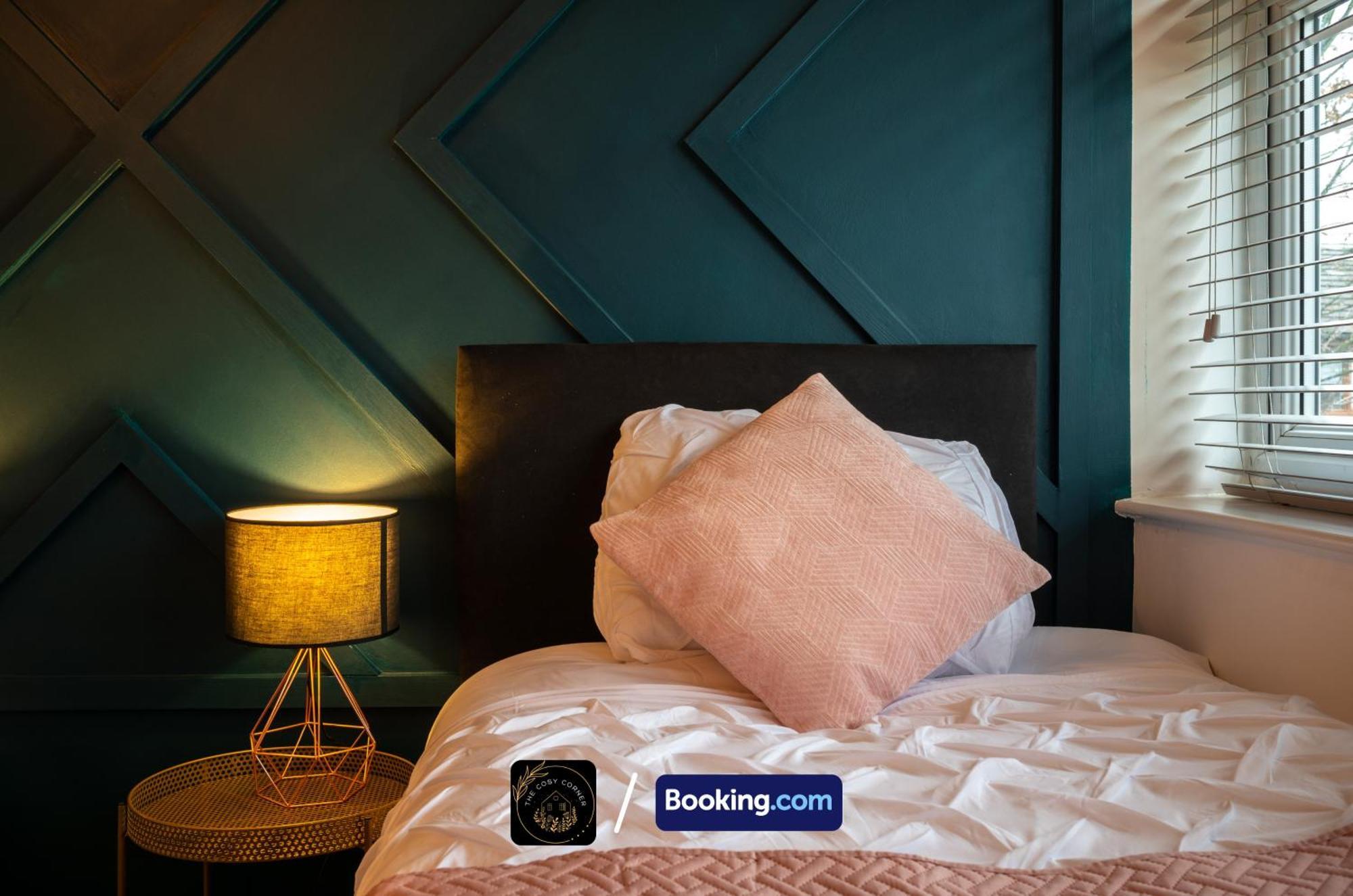 Cosy 3-Bed House, Garden & Free Parking In Stretford Appartement Manchester Buitenkant foto