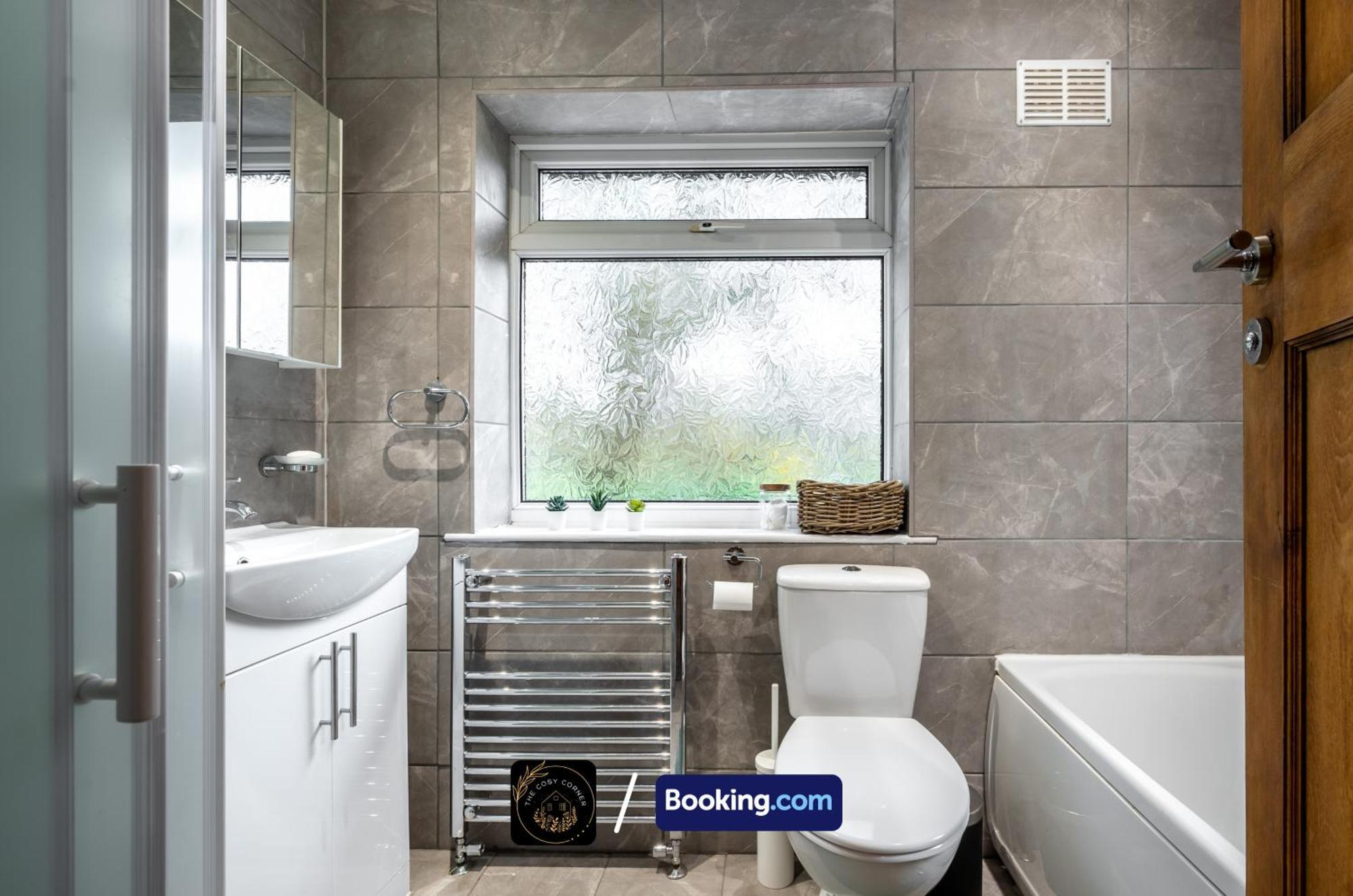 Cosy 3-Bed House, Garden & Free Parking In Stretford Appartement Manchester Buitenkant foto
