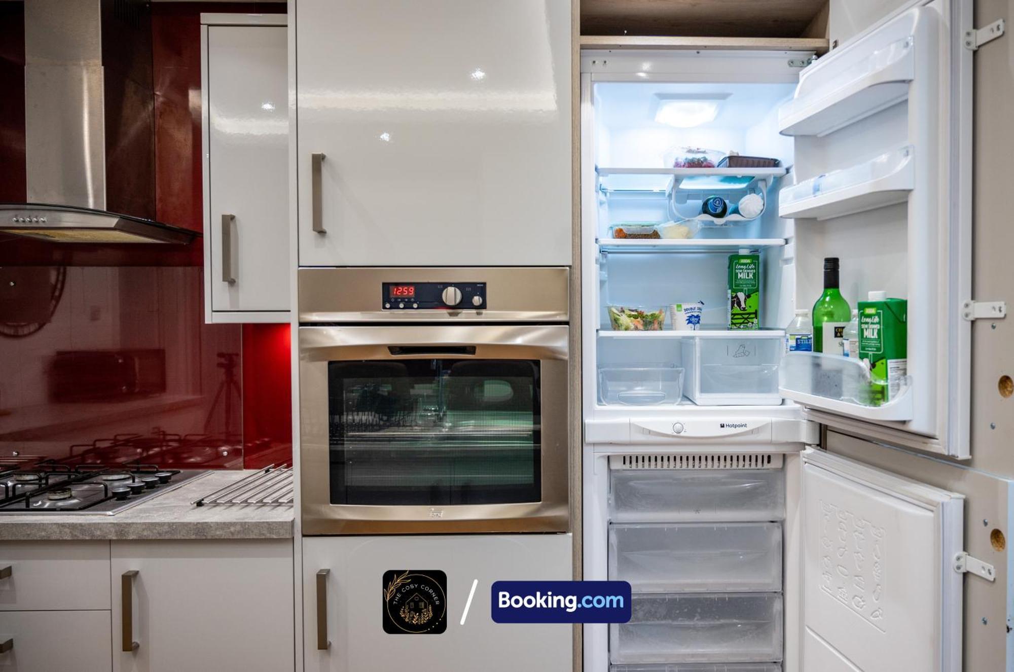 Cosy 3-Bed House, Garden & Free Parking In Stretford Appartement Manchester Buitenkant foto