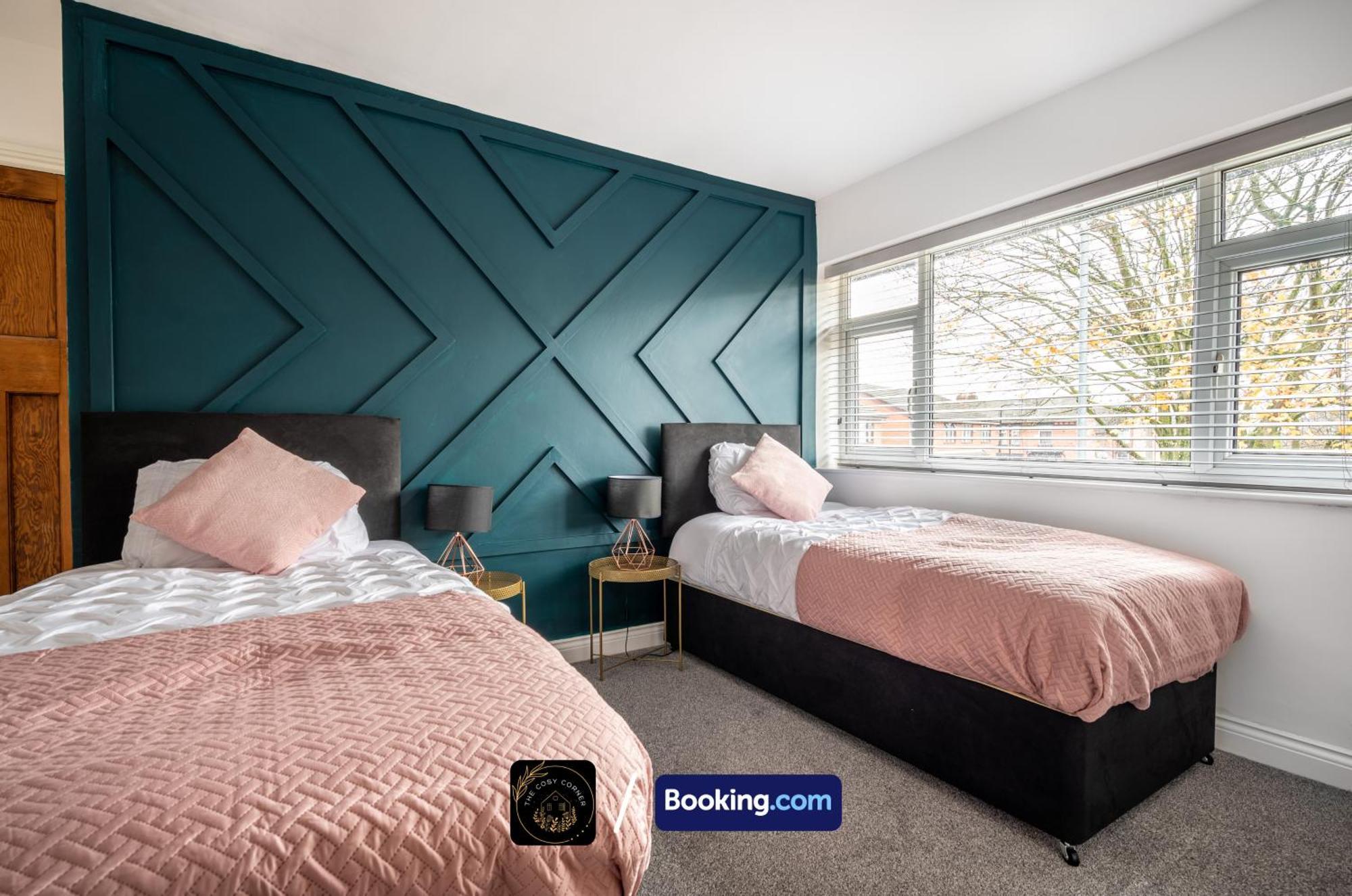 Cosy 3-Bed House, Garden & Free Parking In Stretford Appartement Manchester Buitenkant foto