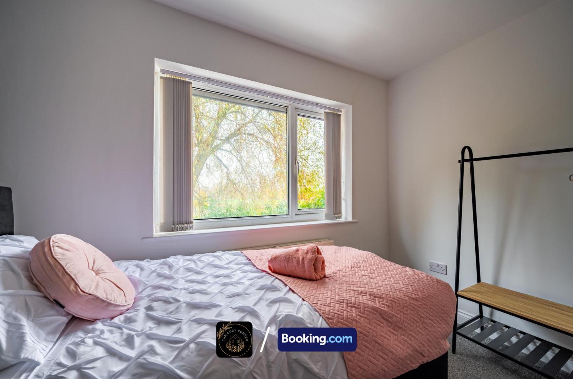 Cosy 3-Bed House, Garden & Free Parking In Stretford Appartement Manchester Buitenkant foto