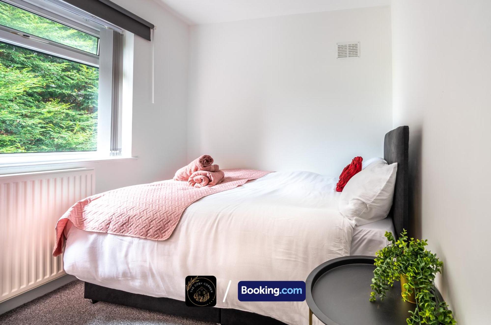 Cosy 3-Bed House, Garden & Free Parking In Stretford Appartement Manchester Buitenkant foto