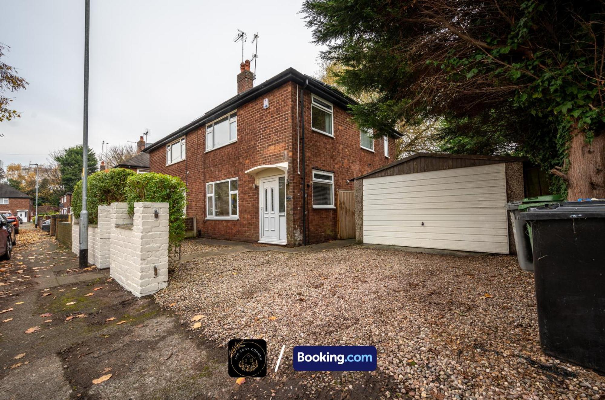Cosy 3-Bed House, Garden & Free Parking In Stretford Appartement Manchester Buitenkant foto