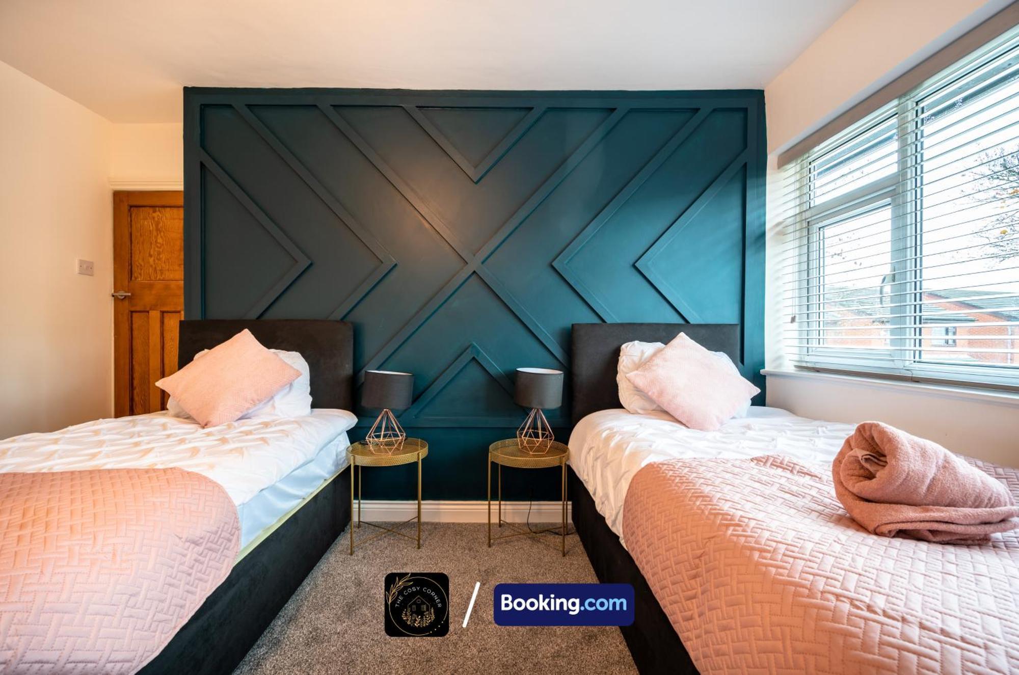 Cosy 3-Bed House, Garden & Free Parking In Stretford Appartement Manchester Buitenkant foto