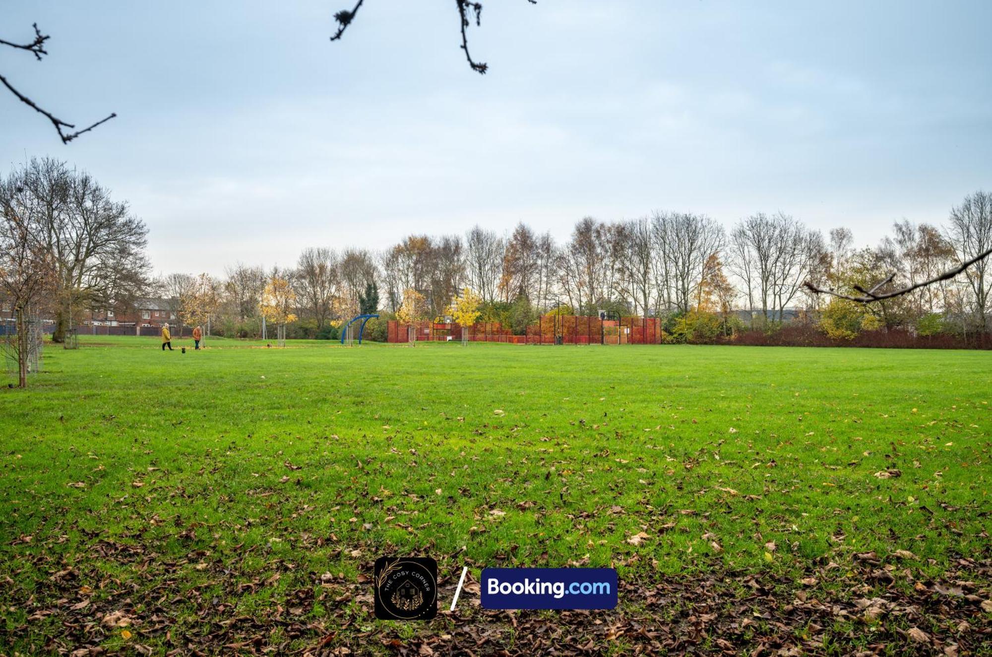 Cosy 3-Bed House, Garden & Free Parking In Stretford Appartement Manchester Buitenkant foto