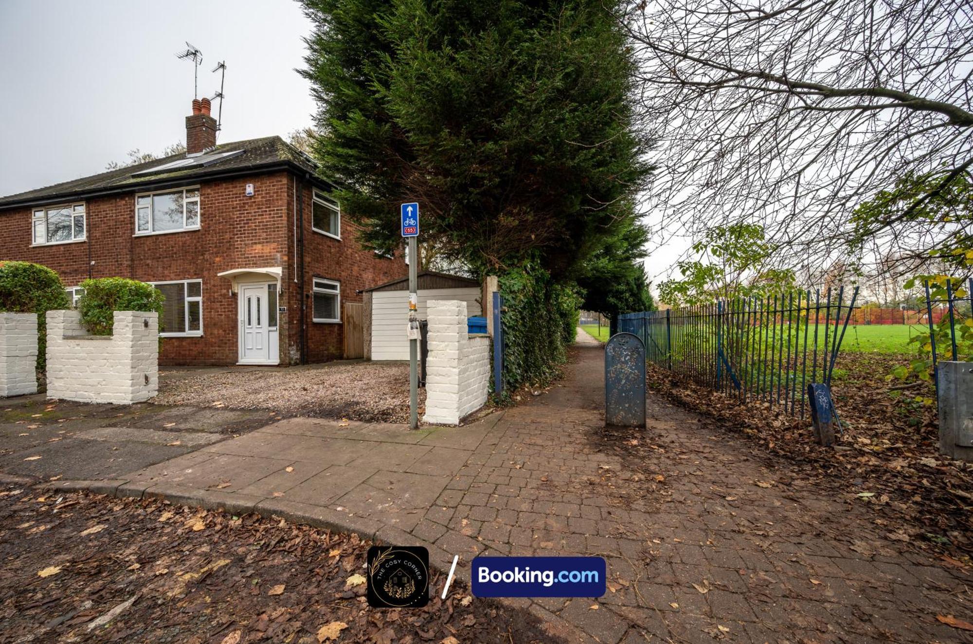 Cosy 3-Bed House, Garden & Free Parking In Stretford Appartement Manchester Buitenkant foto