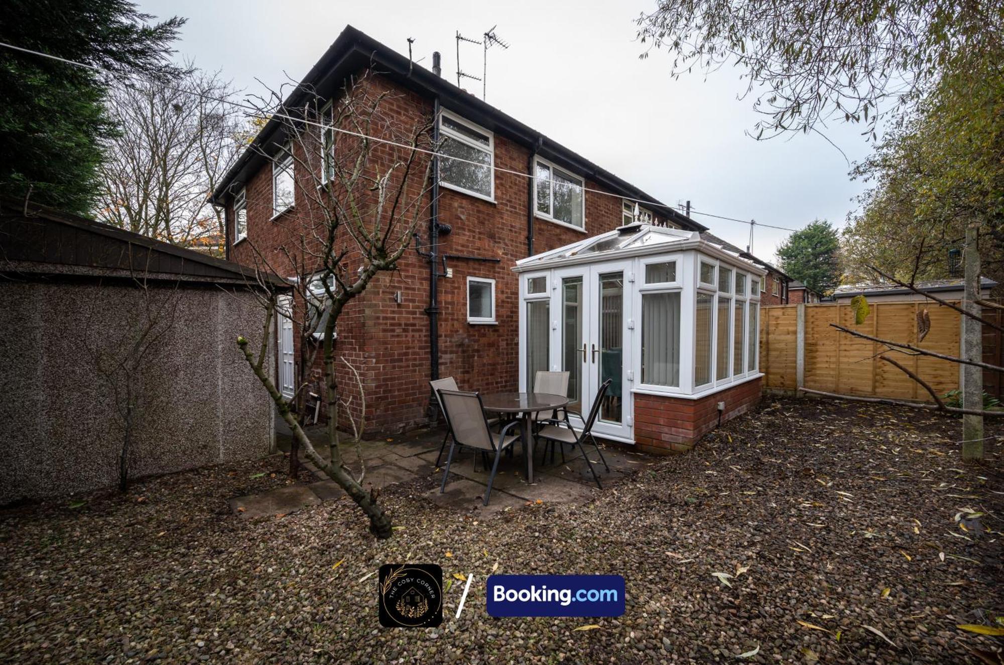 Cosy 3-Bed House, Garden & Free Parking In Stretford Appartement Manchester Buitenkant foto